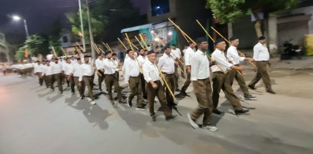 लांबाहरिसिंह में गूंजा संघ घोष, पूर्ण गणवेश में स्वयंसेवकों ने किया पथ संचलन