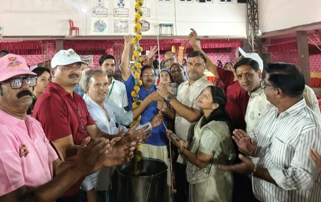 APL क्रिकेट प्रतियोगिता से चार दिवसीय महोत्सव की शुरुआत, पालिकाध्यक्ष जिनेन्द्र जैन ने किया झंडारोहण